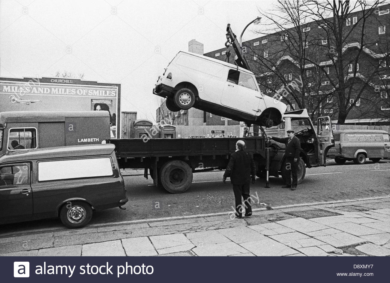 minivan-being-removed-from-nearby-coldharbour-lane-brixton-in-1981-D8XMY7.jpg