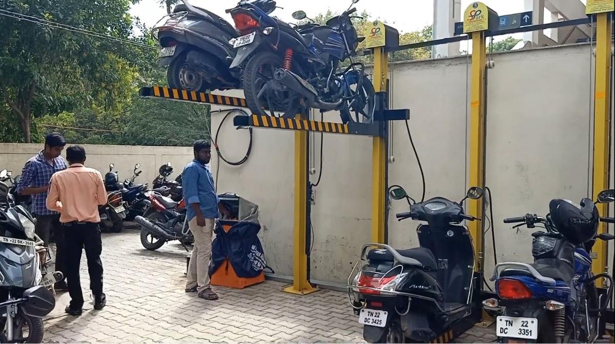 aparcamiento-vertical-motos-triunfa-india-2723299.jpg